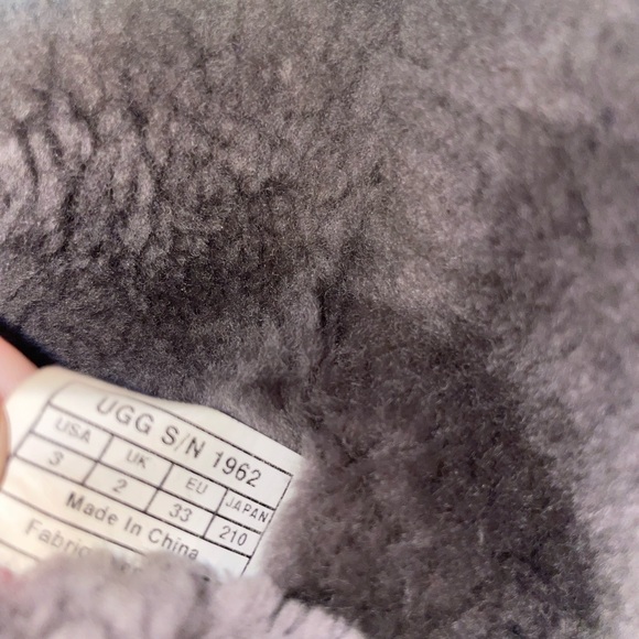 Kids uggs with buttons size 3 - Picture 6 of 6